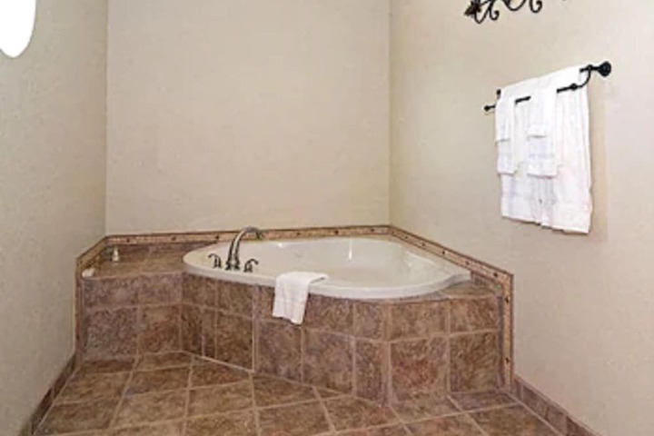 Jetted tub