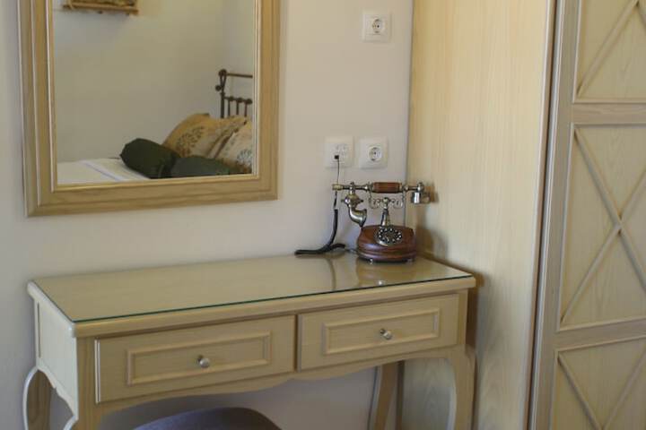 Room 4 of 223