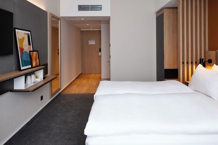 Room 52 of 182
