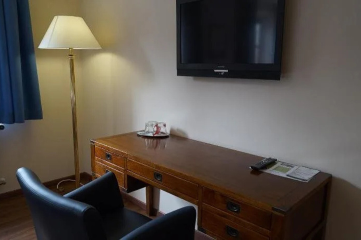 Room 6 of 15