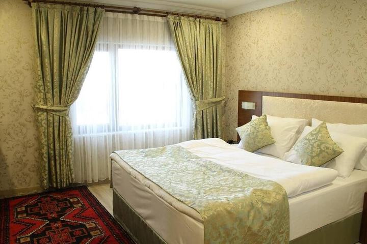 Room 32 of 158