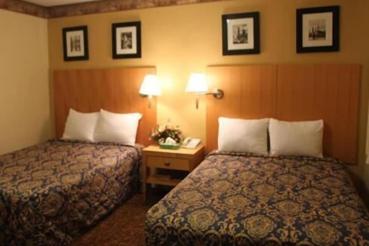 2 Double Beds (6 of 8)