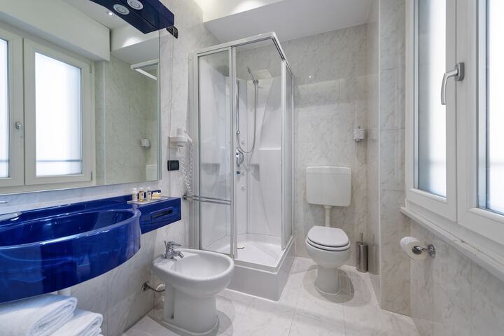 Room 6 of 8