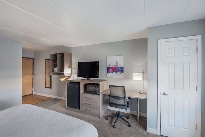 1 King Bed High Speed Internet Accessible Microwave and Refrigerator Chair with Ottoman Desk Full Breakfast (19 of 31)