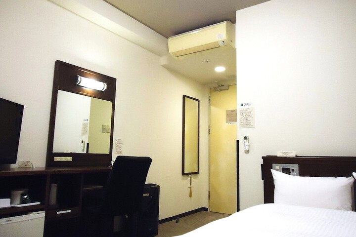 Room 4 of 25