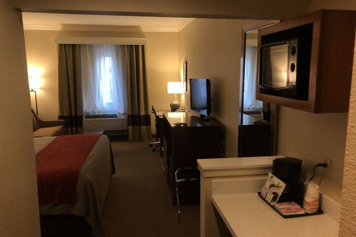 1 King Bed (2 of 16)