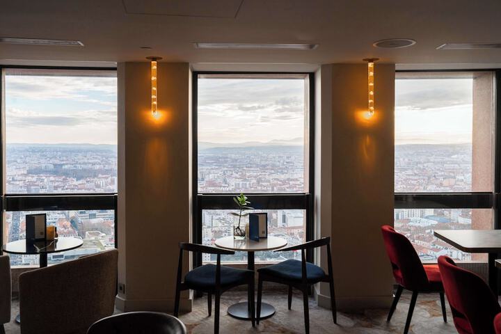 Lounge 80 of 126