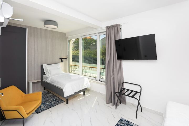Room 54 of 169