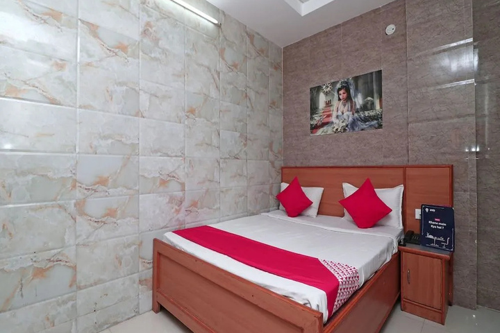 Room 5 of 11