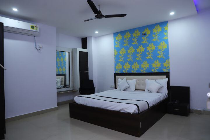 Room 8 of 12