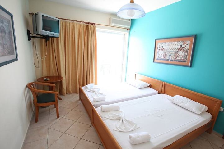 Room 6 of 42