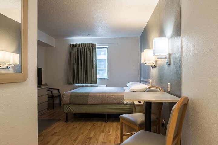 1 Queen Bed (11 of 13)