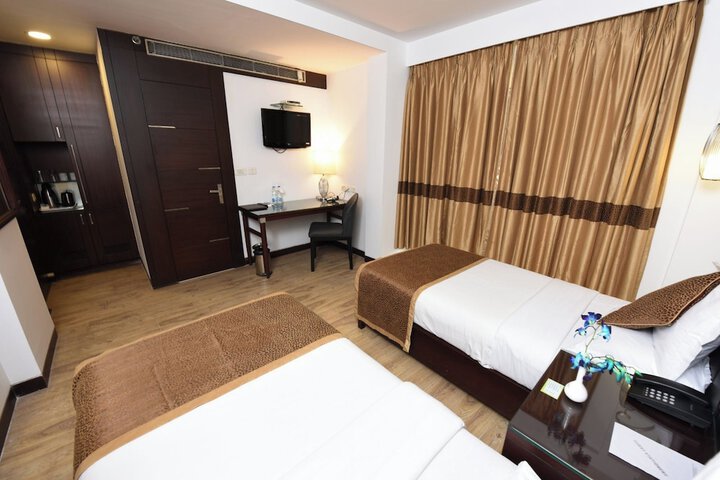 Room 27 of 151