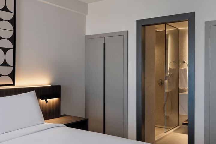 Room 33 of 129