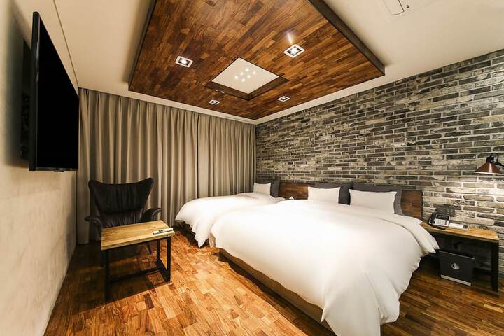 Room 10 of 47