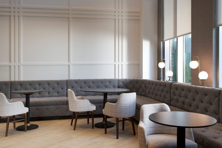 Lounge 30 of 41