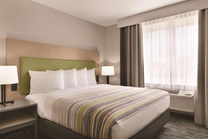1 King Bed (7 of 9)
