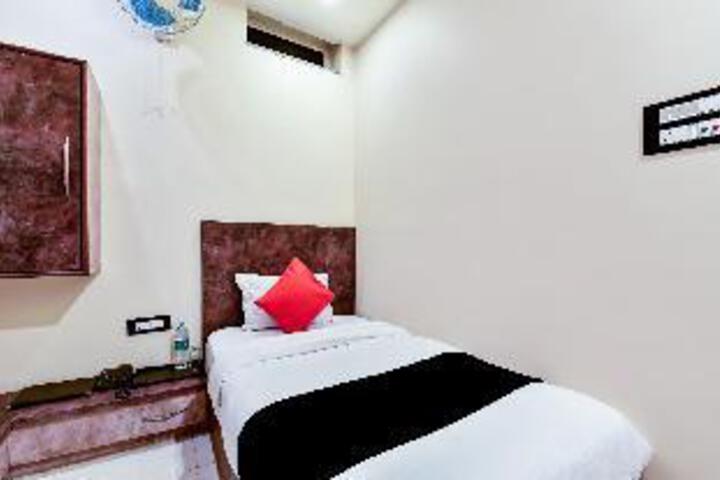 Capital O 73835 Hotel Frontier Royal & Banquet