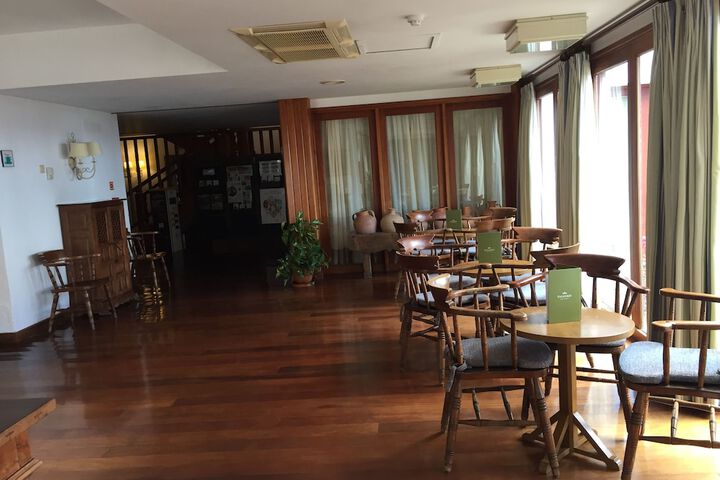 Lounge 19 of 27