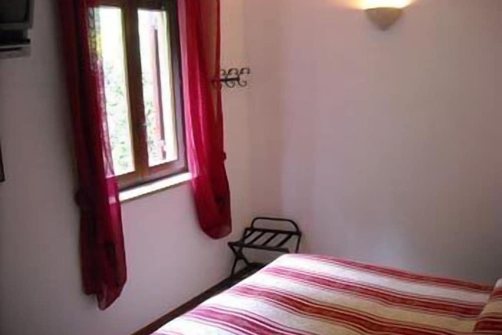 Room 2 of 49