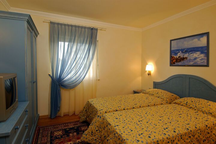 Room 2 of 43