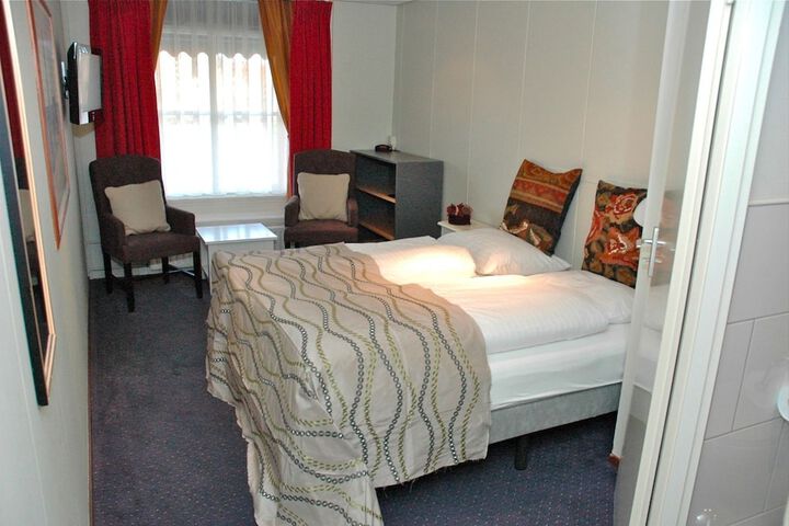 Room 8 of 36