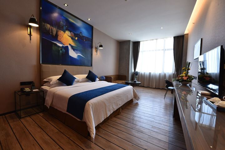 Room 4 of 16