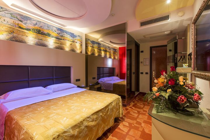 Room 9 of 28