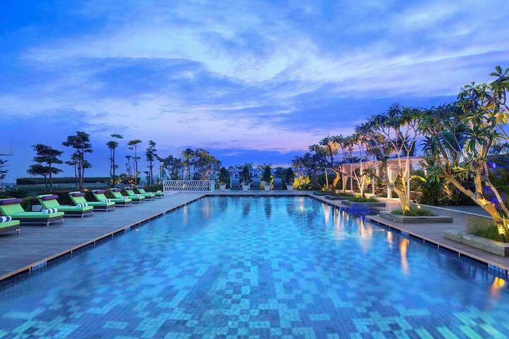Hotel with Pool