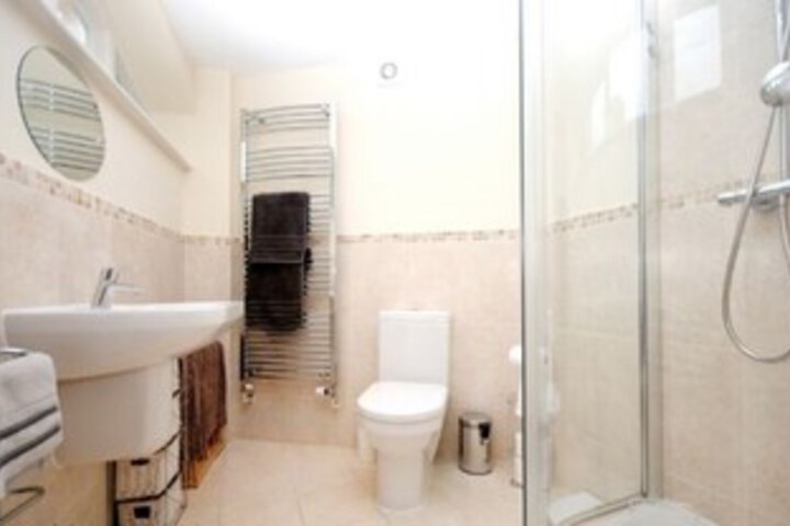 Room 4 of 28