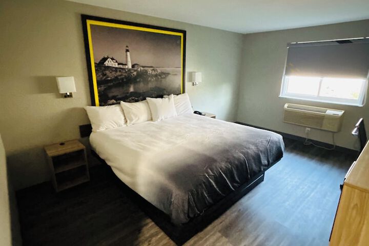 1 King Bed (2 of 12)