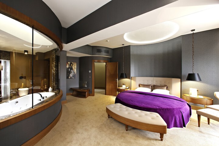 Room 8 of 204