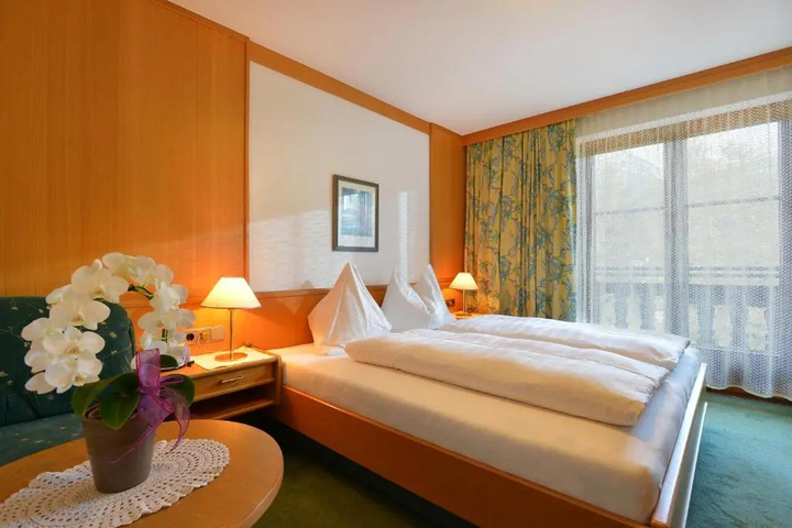 Room 4 of 9