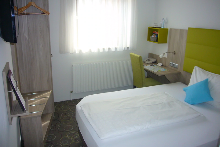 Room 5 of 10