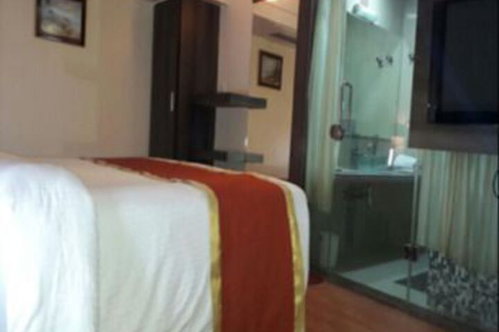 Room 4 of 7