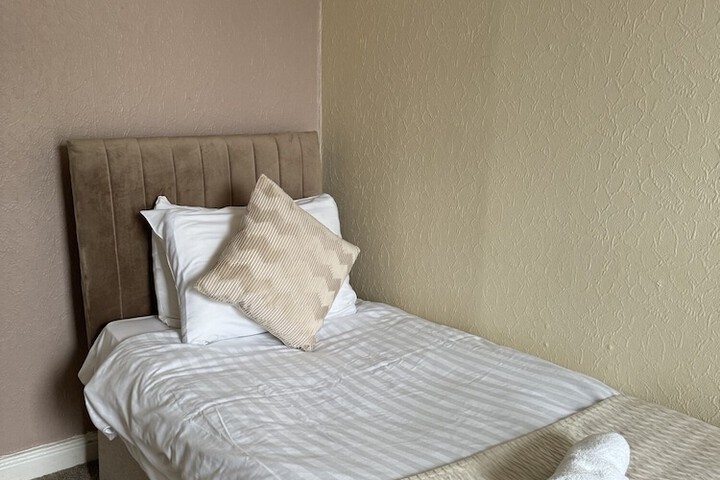 Room 10 of 28