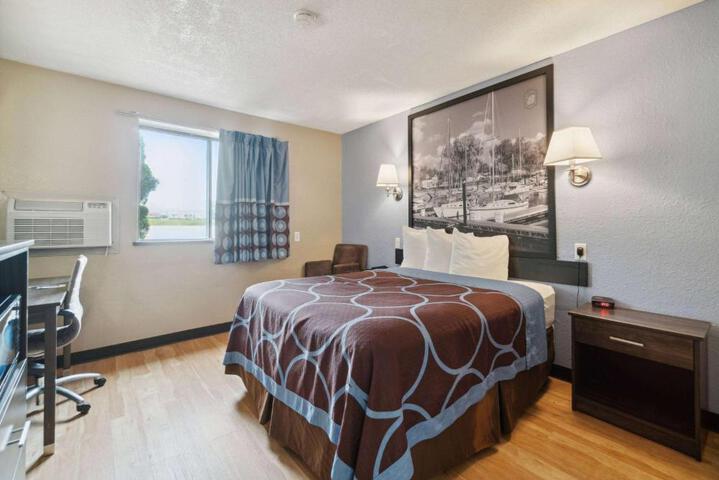 1 Queen Bed Accessible Room (18 of 18)