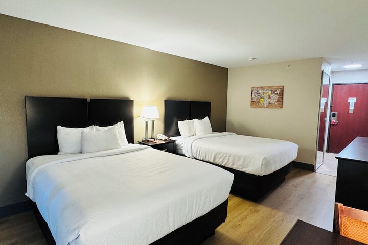 2 Queen Beds (3 of 12)