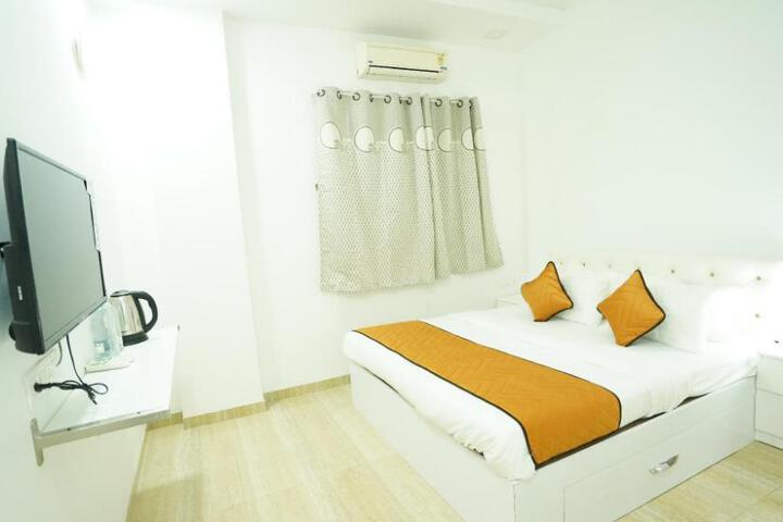 HOTEL MALHAR VILLA