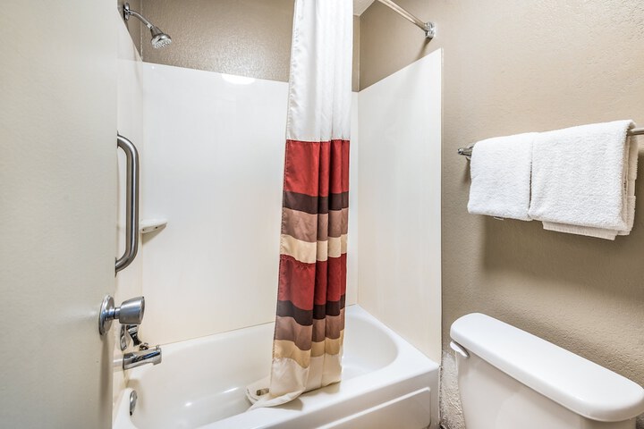 ADA Accessible Deluxe King (8 of 20)