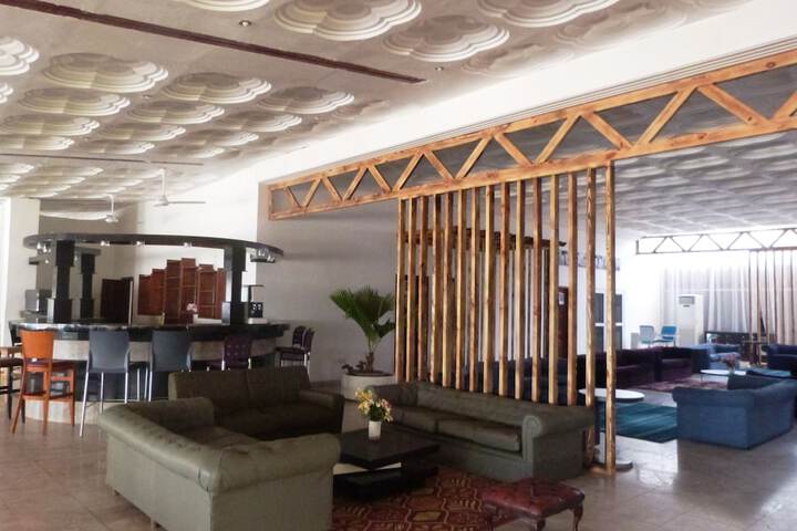 Lounge 8 of 14