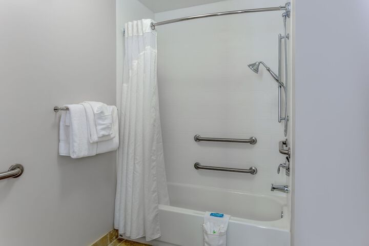 1 King Stndrd Comm Mobility Accessible Roll Shower (13 of 25)