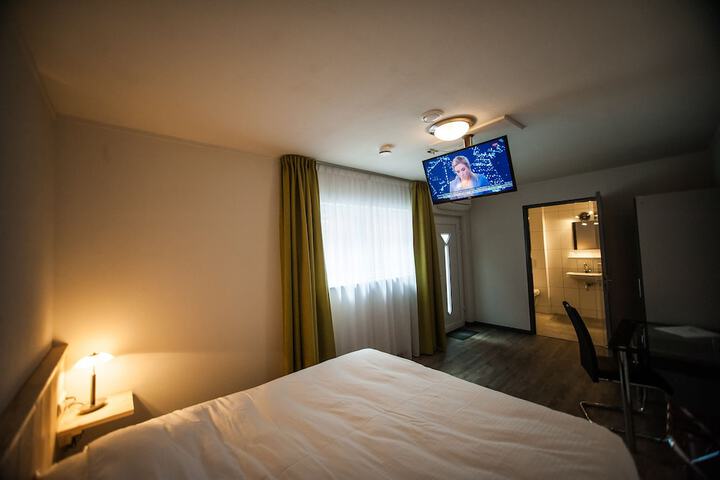 Room 13 of 32