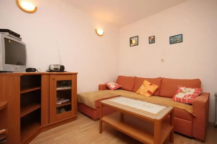 Room 4 of 18