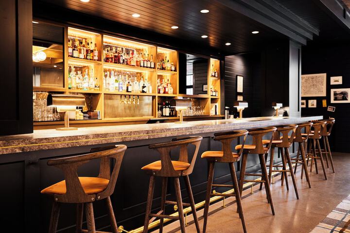 Lobby lounge