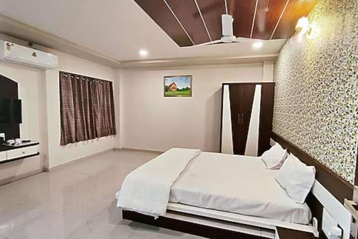 Room 5 of 10