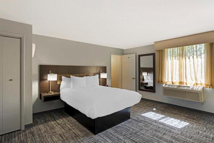 1 Queen Bed (3 of 9)