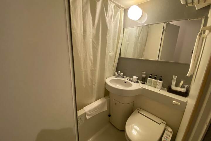 Room 13 of 16
