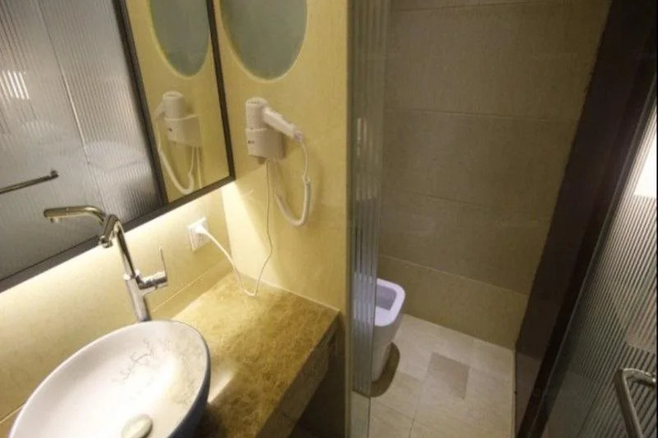 Room 7 of 16