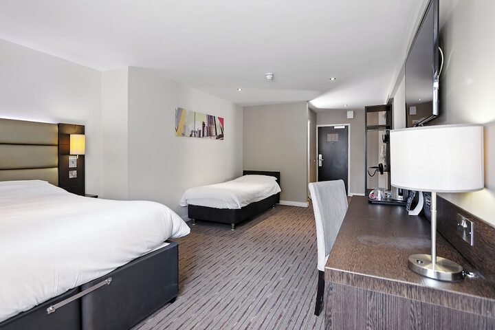Room 9 of 32